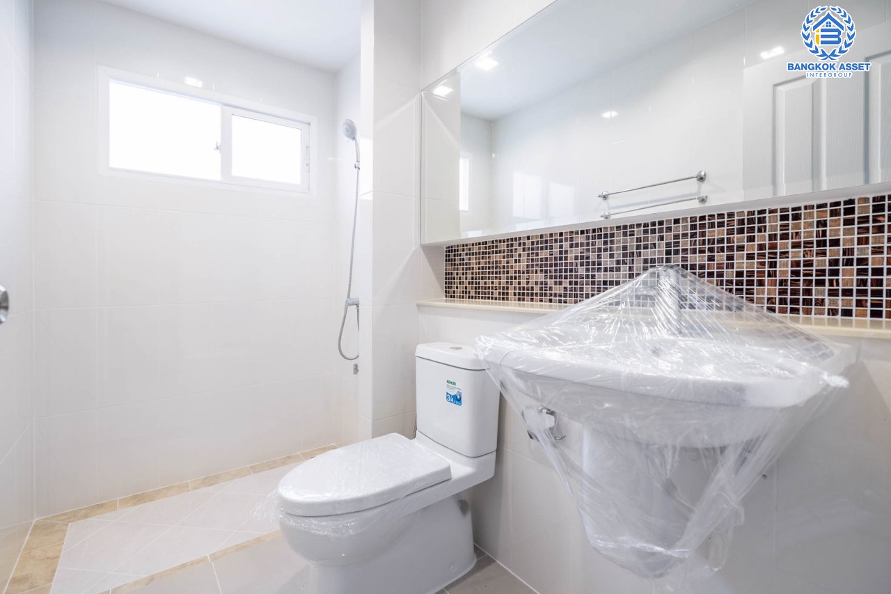 บ้านมือสองตกแต่งใหม่ ดีไซน์ Classic แบรนด์ AP ม.เดอะเซนโทร รัตนาธิเบศร์-ราชพฤกษ์  เนื้อที่ 50.8 ตร.ว. ฟังก์ชันจัดเต็ม 3 ห้องนอน 3 ห้องน้ำ จอดรถได้ 2 คัน บนทำเลศักยภาพ เชื่อมต่อหลายเส้นทางทั้ง ถ.ราชพฤกษ์ ,ถ.รัตนาธิเบศร์ และถ.กาญจนาภิเษก และเพียง 5 นาทีถึงรถไฟฟ้า "สถานีบางพลู"...